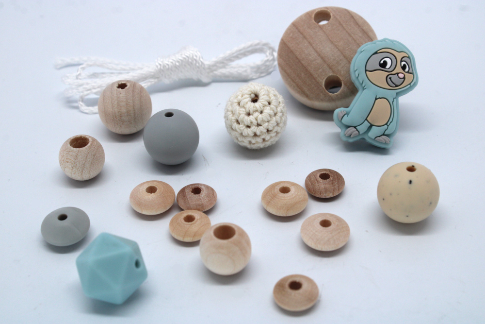Preview: Schnullerketten-Bastelset Faultier | Powder Blue